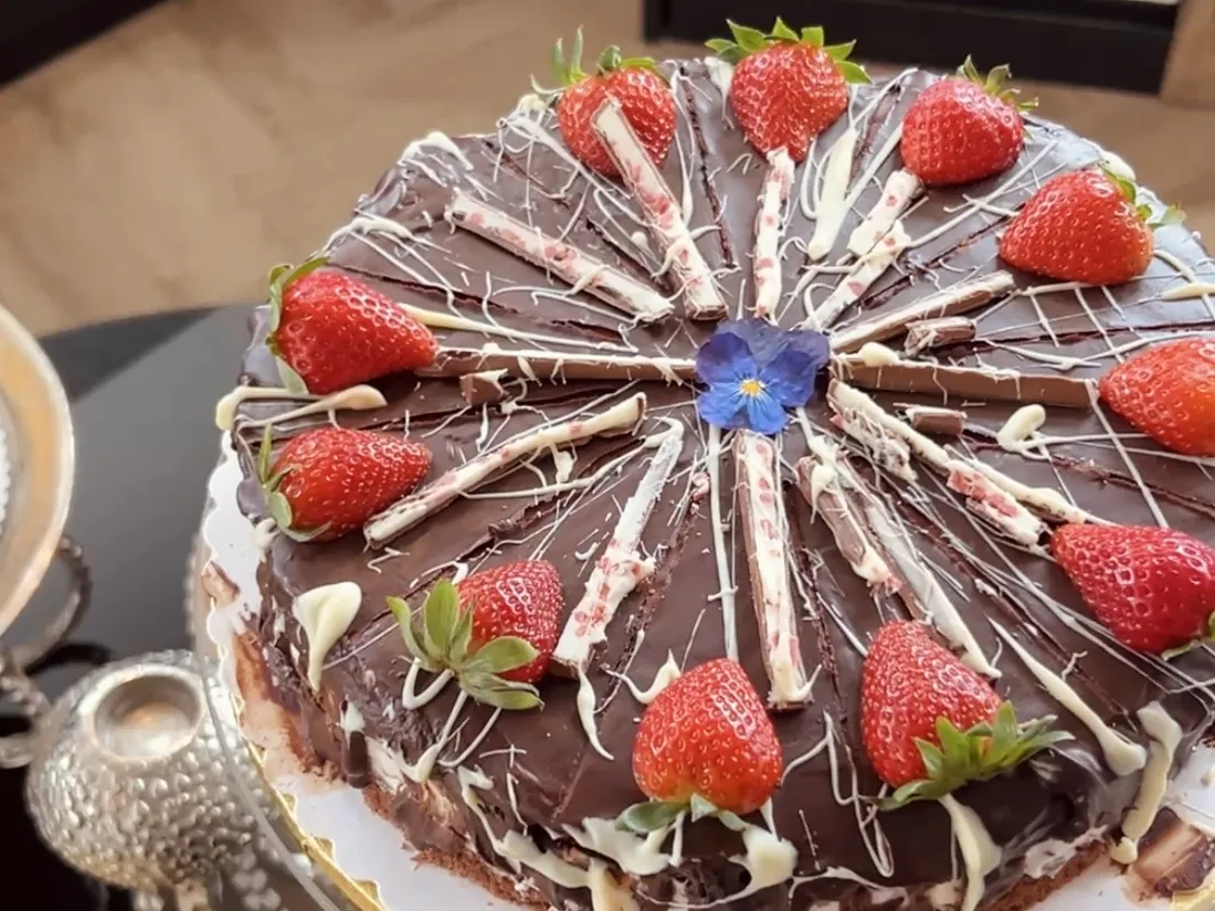 Hausgemachte Schokoladentorte mit frischen Erdbeeren auf einer Etagere
